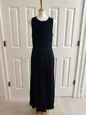 Classic Black Sleeveless Pleated Maxi Dress